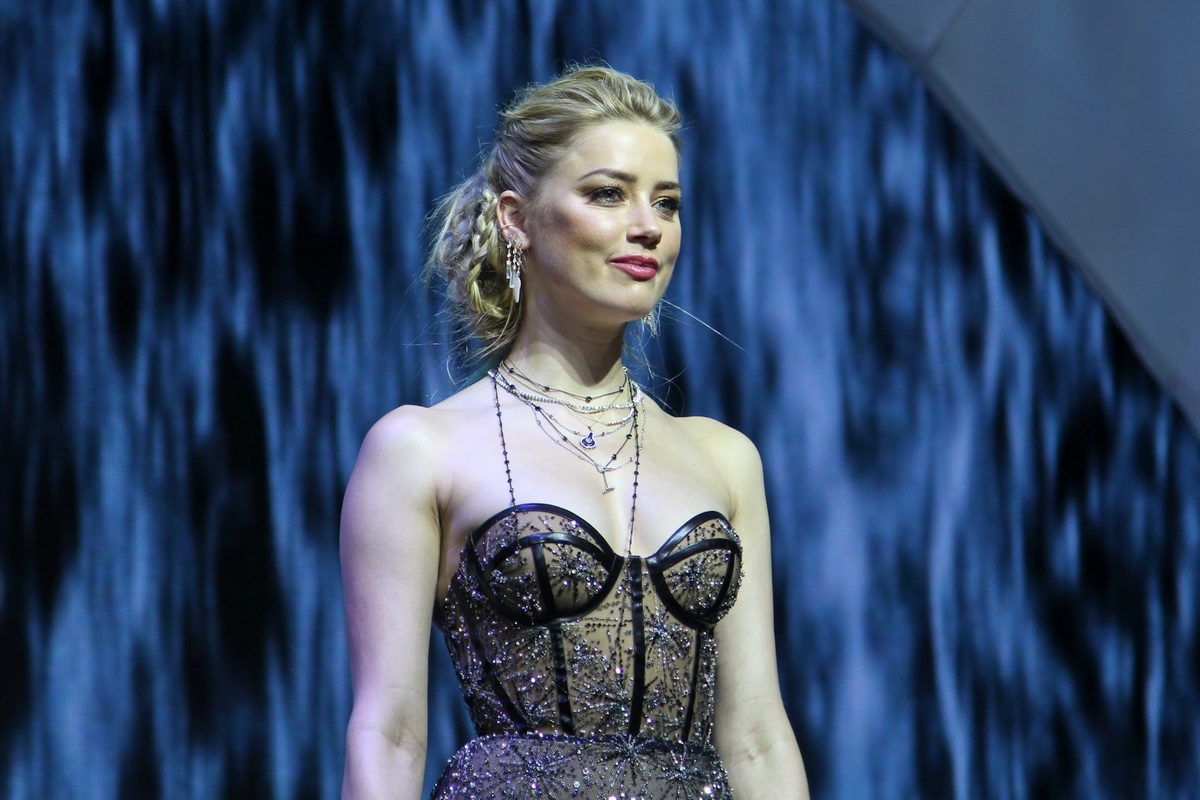 Amber Heard dien vay xuyen thau khi ra mat ‘Aquaman’ tai Philippines hinh anh
