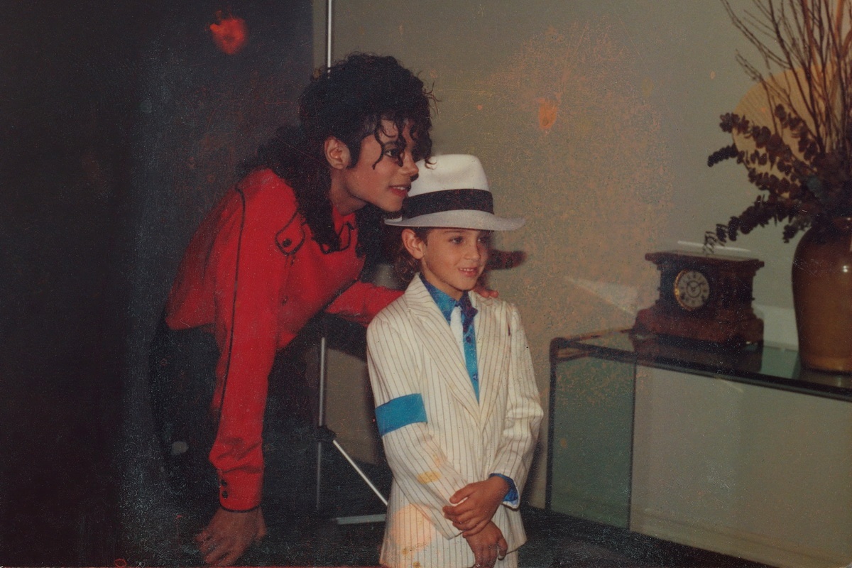 Phim to cao Michael Jackson lam dung tinh duc tre em gay rung dong hinh anh