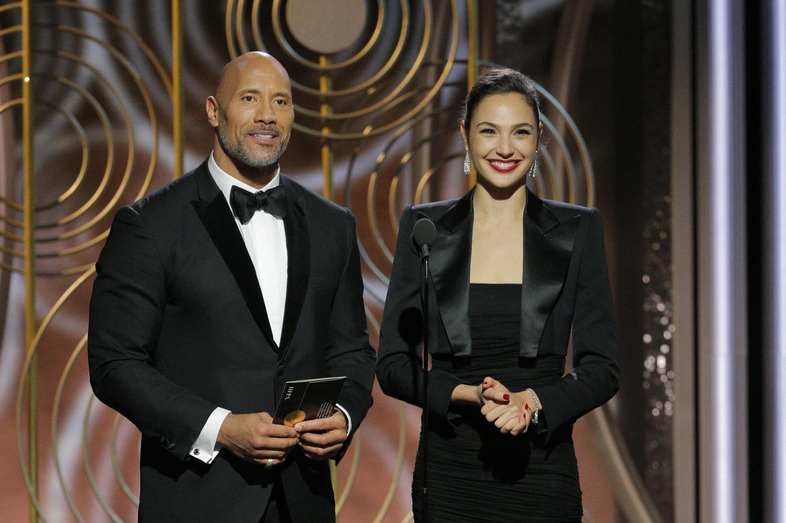 The Rock, Gal Gadot, Ryan Reynolds nhan thu lao khung khi dong chung hinh anh