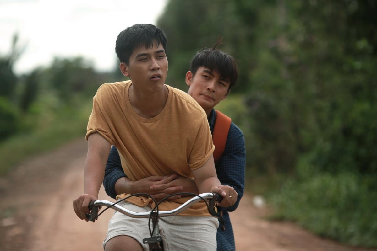 ‘Thua me con di’- khi mot 'chau noi dich ton' yeu dong tinh o que hinh anh
