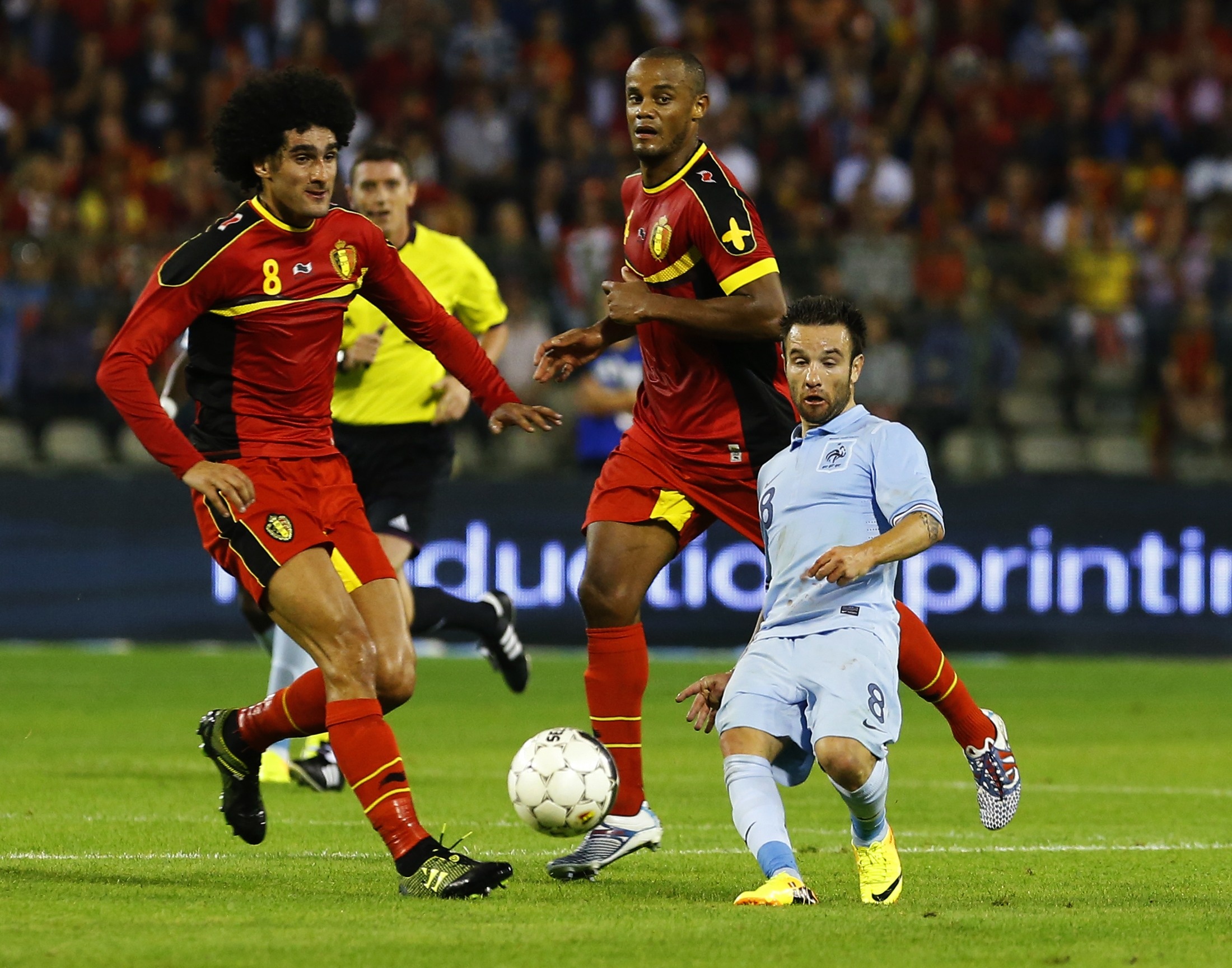Mathieu Valbuena (CLB Marseille, Pháp, cao 1m67) không phải cầu thủ thấp nhất thế giới nhưng thường xuyên bị chế ở những tấm ảnh hài hước.
