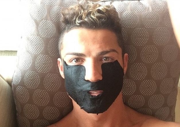 Ronaldo dap mat na, dong vai bac si sat thu hinh anh