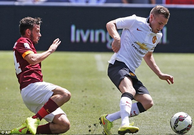 Tom Cleverly tu hao lan dau giu chuc doi truong M.U hinh anh