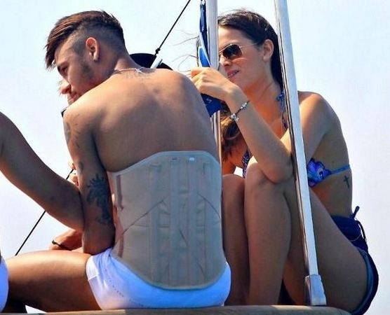 Neymar deo dai khi di du hy cung ban gai hinh anh