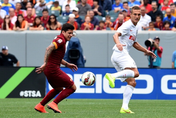 Vidic ghi ban dang cap giup Inter ha Roma hinh anh