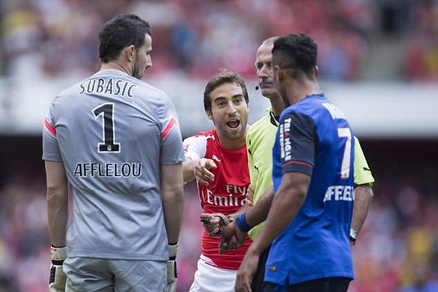 Arsenal mat cup vo dich vi sai lam cua trong tai hinh anh