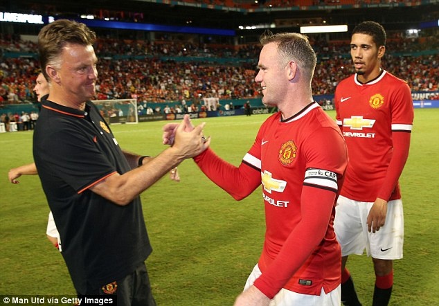HLV Van Gaal trao bang doi truong M.U cho Rooney hinh anh