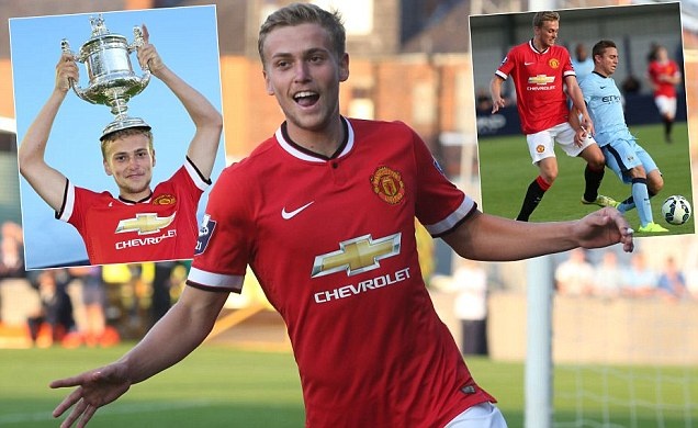 Ghi 4 ban, sao mai M.U de doa vi tri cua Rooney, Van Persie hinh anh