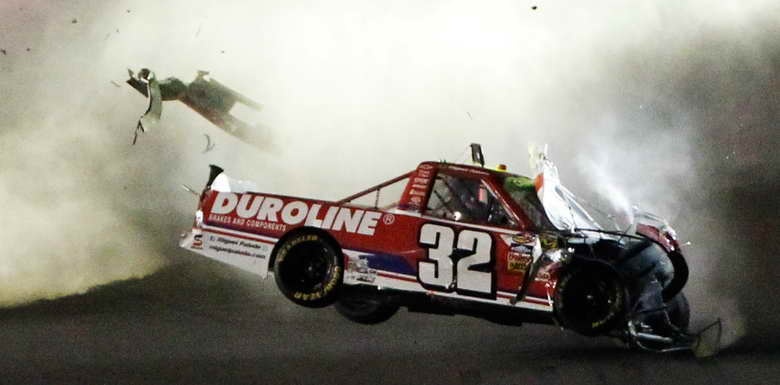 Nha vo dich dam chet doi thu tai giai dua xe Nascar hinh anh