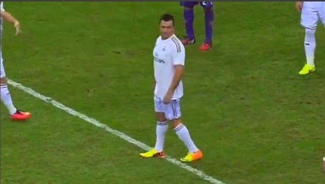 CDV gia dang Ronaldo vao san thi dau nhu that hinh anh