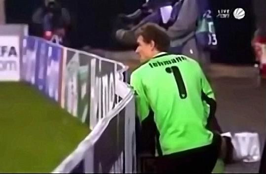 Jens Lehmann vach quan te bay o tran dau Stuttgart - Unirea hinh anh