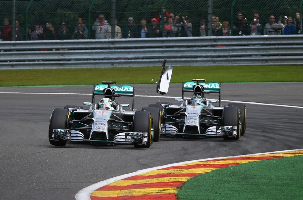 Hamilton bi dong doi Rosberg dam thung lop tai Belgium GP hinh anh