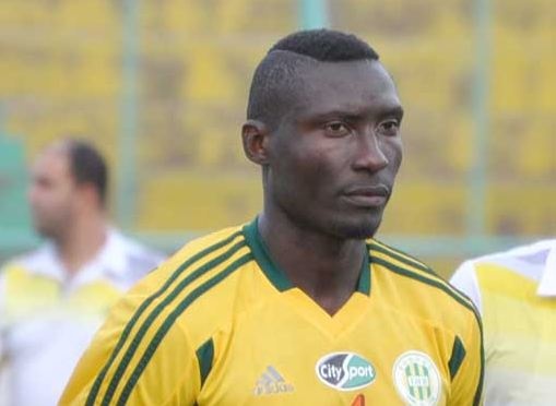 Cau thu bong da trung dan, chet ngay tren san hinh anh