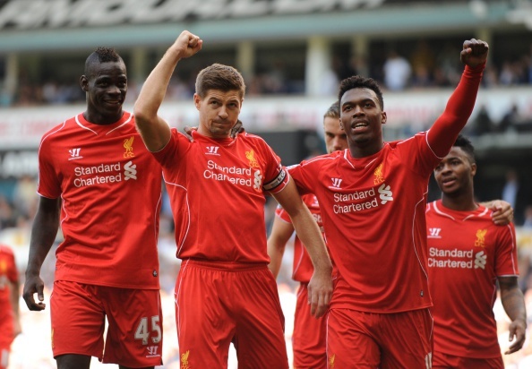 Liverpool huy diet Tottenham mung Balotelli ra mat hinh anh