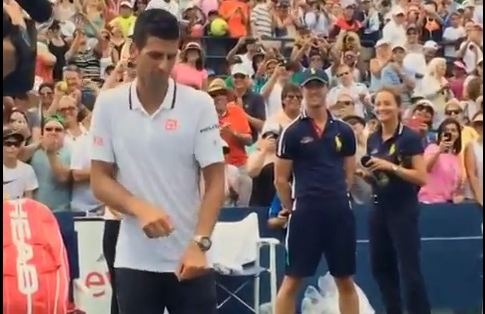 Djokovic thuc hien dieu nhay sau khi gianh ve vao tu ket hinh anh