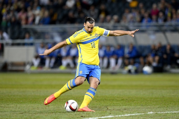 Ibrahimovic deu dan lap sieu pham o tuoi 33 hinh anh