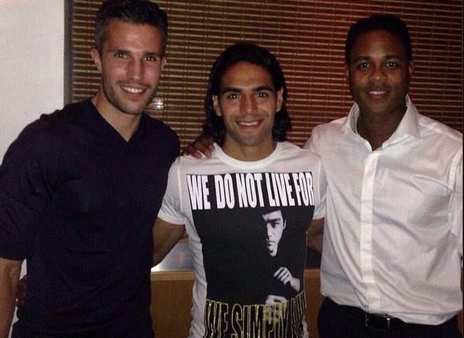 Falcao mac ao Ly Tieu Long du tiec mung chien thang hinh anh