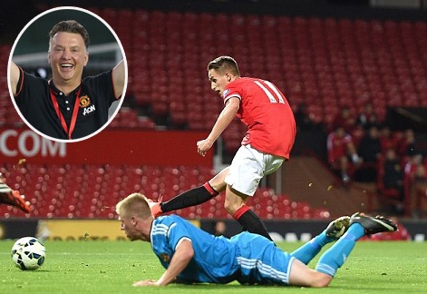 Van Gaal tan mat chung kien hat-trick cua Januzaj hinh anh