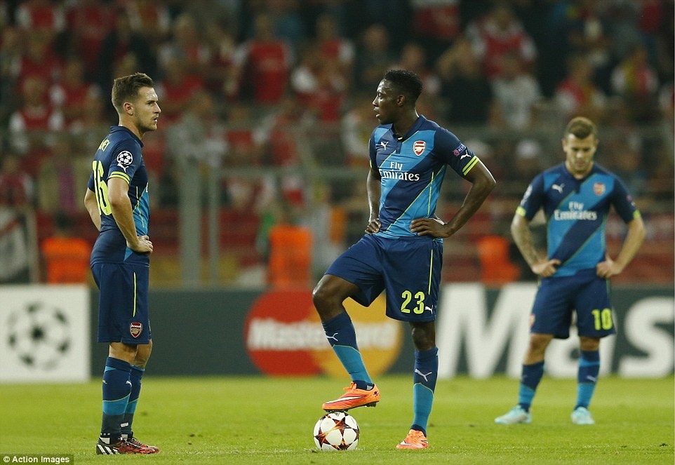 Welbeck tit ngoi, Arsenal phoi ao truoc Dortmund hinh anh