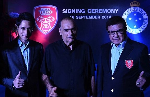 Cuu HLV Chelsea den Dong Nam A hanh nghe hinh anh