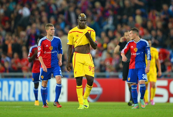 Fan Liverpool doi tong co Balotelli khoi Anfield hinh anh