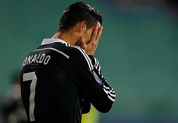 Messi gop phan khien Ronaldo da hong penalty hinh anh