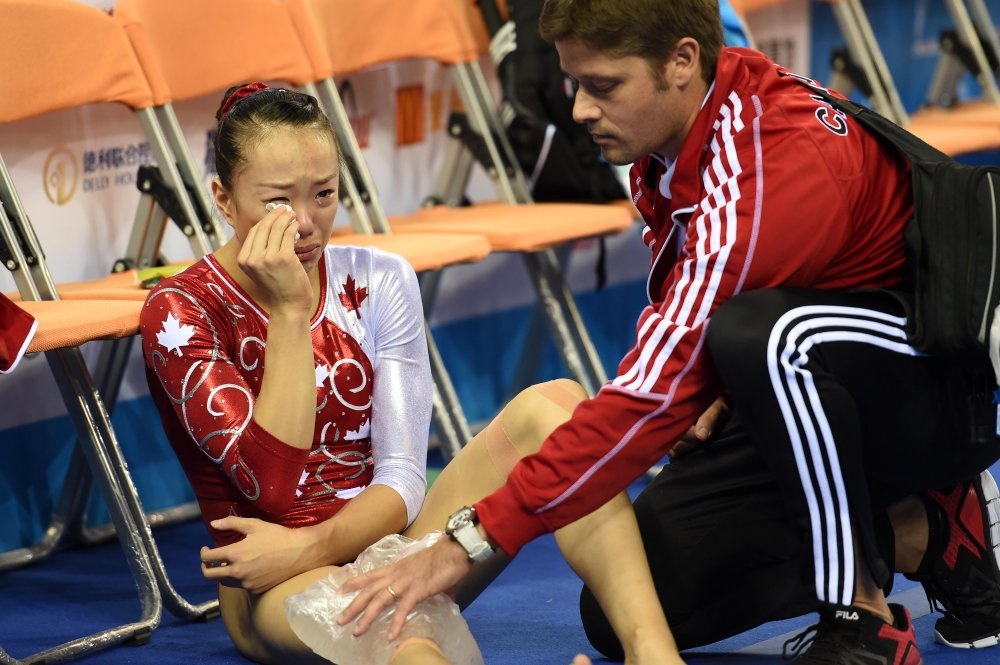 Nu VDV TDDC oa khoc vi chan thuong o giai vo dich the gioi hinh anh