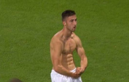 Sao tre tai hien pha an mung kinh dien cua Balotelli hinh anh