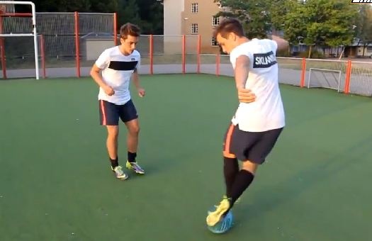 Cap anh em song sinh dua tuyet ky trong FIFA 15 len san co hinh anh