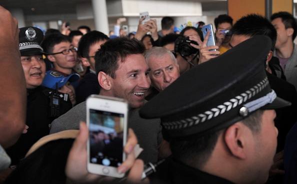 Fan quay kin Messi truoc them tran sieu kinh dien Nam My hinh anh