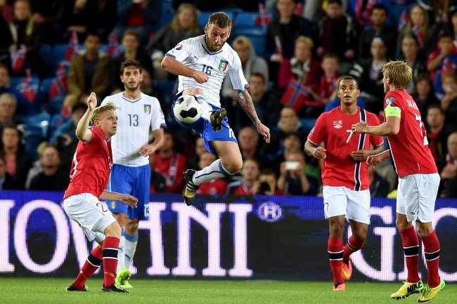 Lich thi dau 10/10: Ong lon ra oai tai vong loai EURO 2016 hinh anh