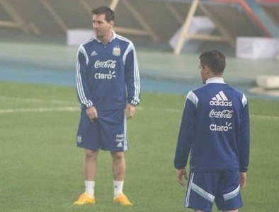 Messi kho chiu trong trang phuc tap luyen cua Argentina hinh anh