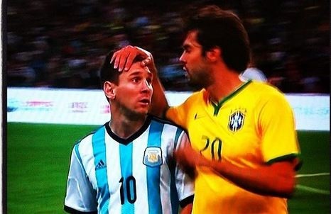 Messi kho chiu ra mat khi bi Kaka xoa dau hinh anh