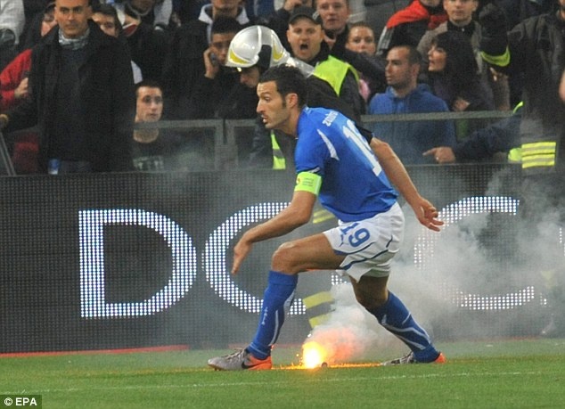 Hooligan Serbia gay nao loan tai Genoa hinh anh