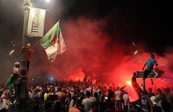 CDV Algeria tran xuong san khien tran dau phai ket thuc o phut 77 hinh anh