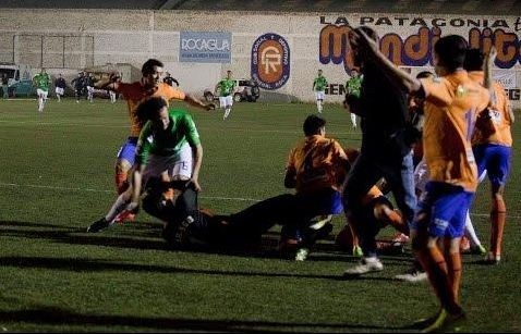 Man au da kinh hoang khien 12 cau thu bi truat quyen thi dau hinh anh