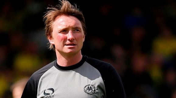 Cu phan luoi nha dau don cua Chris Brass hinh anh