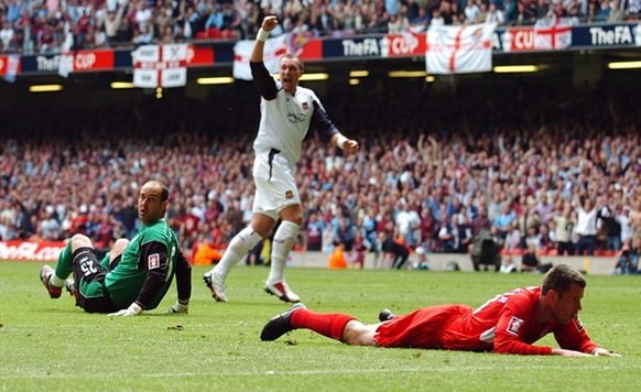 Pha phan luoi nha dang tiec cua Carragher hinh anh