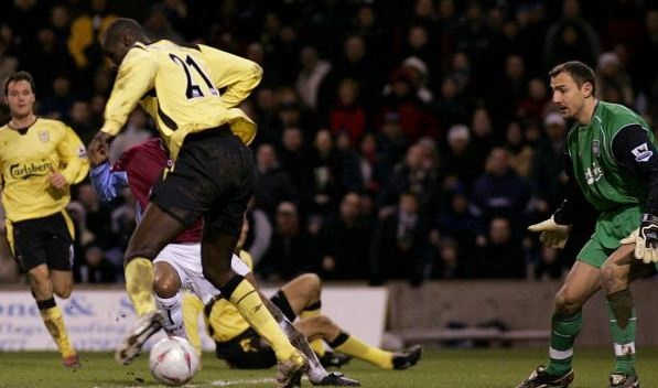 Djimi Traore phan luoi nha bang mot cu danh got hinh anh