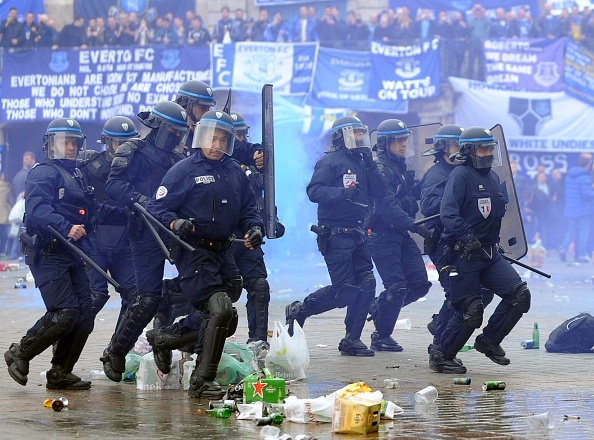 Hooligan Anh gay bao loan truoc tran Lille - Everton hinh anh