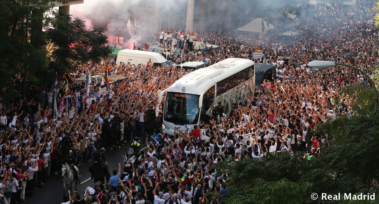 Fan Real mung chien thang cung thay tro Ancelotti hinh anh