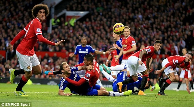 Trong tai bo qua qua phat den muoi muoi cho Chelsea hinh anh