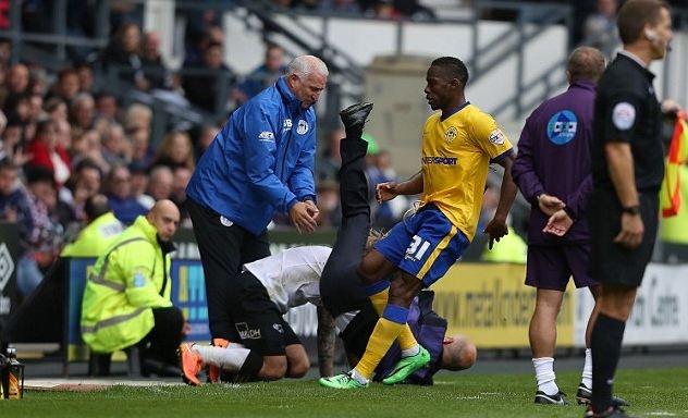 HLV Uwe Rosler nga bo chung sau cu va cham voi Johny Russell hinh anh