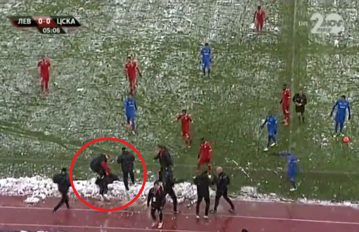 CDV qua khich nem bong tuyet ha guc HLV doi phuong hinh anh