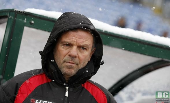 HLV Mladenov do guc xuong san vi linh tron qua bong tuyet vao dau hinh anh