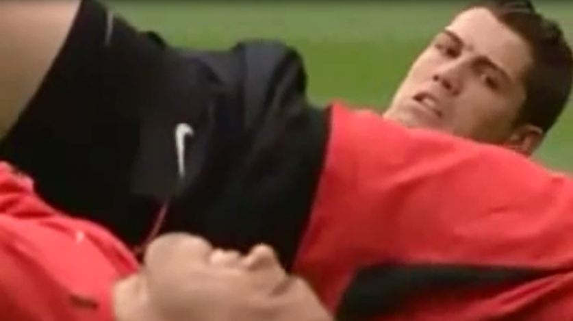 Ronaldo mai nhin dong doi tap luyen khi con khoac ao M.U hinh anh