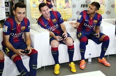Messi cuoi nga nghieng khi thu tai tren FIFA 15 hinh anh
