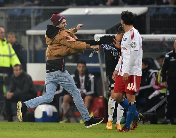 Ribery bi fan cuong tan cong bang khan hinh anh