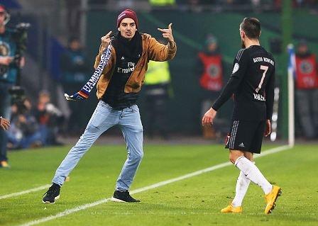 Fan cuong lao vao san tan cong Ribery hinh anh