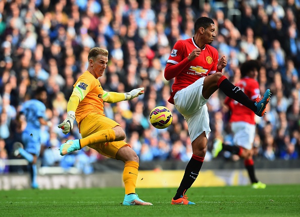 Fan M.U noi gian vi tam the do ngo ngan cua Smalling hinh anh